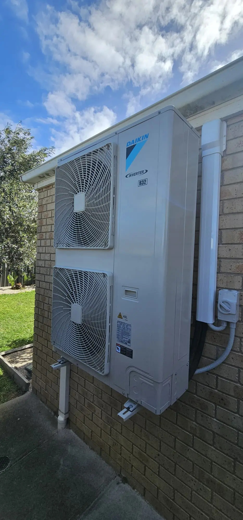 Air conditioning outdoor unit installation in Melbourne